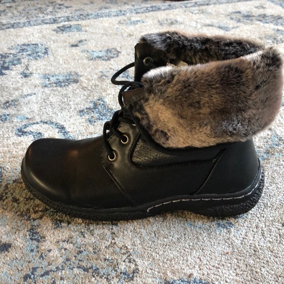 NWOT fur-lined boots - Picture 4 of 4